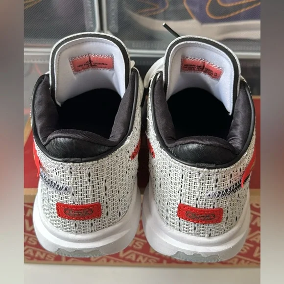 LeBron James 20 - Picture 3 of 5